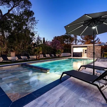 Appart Hotel - 3 Chambres - Piscine & Jacuzzi *