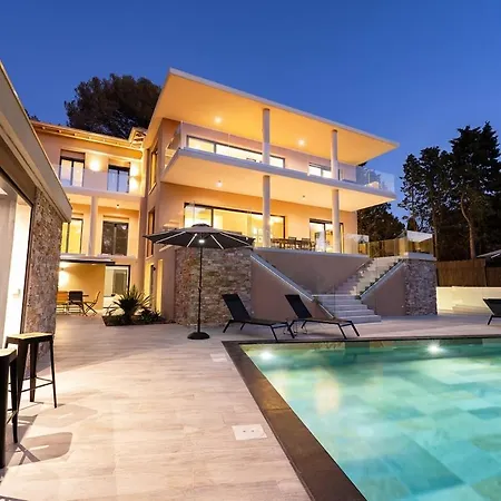 Appart Hotel 3 Chambres Piscine & Jacuzzi A Saint-Raphael *